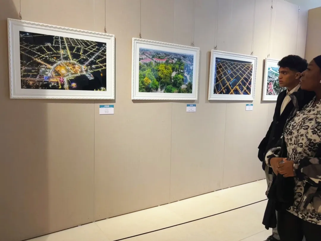 友城映像 四川文化藝術學院組織留學生參與綿陽與波季市攝影展，深化文化交流